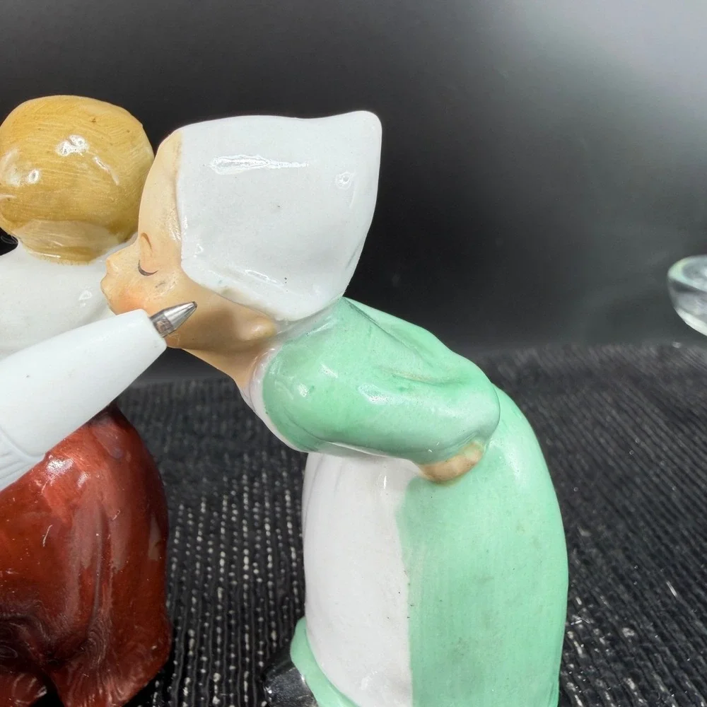 Vintage‎ Dutch Kissing Boy and Girl Figurine set 2 Ceramic Made in Japan Decor